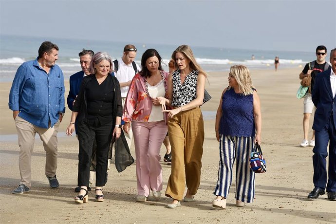 La vicepresidenta y ministra para la Transición Ecológica y el Reto Demográfico, Sara Aagesen (c) durante la visita a la playa de Camposoto en San Fernando (Cádiz)