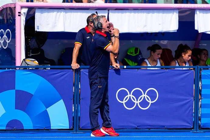 Archivo - Carlos García Cuenca, seleccionador nacional femenino de hockey sobre hierba, da instrucciones durante los Juegos Olímpicos de París de 2024