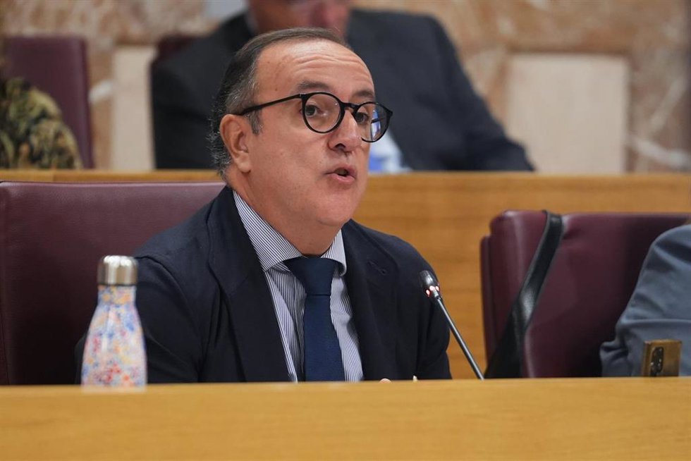 Archivo - El concejal del grupo socialista en el Ayuntamiento de Sevilla, Francisco Javier Páez, interviene en una sesión plenaria. 