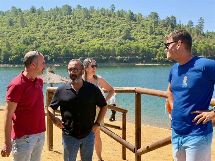 El presidente de la Diputación de Cáceres, Miguel Ángel Morales, y el alcalde de Cañamero, David Peña, visitan la playa 'Cancho del Fresno'.