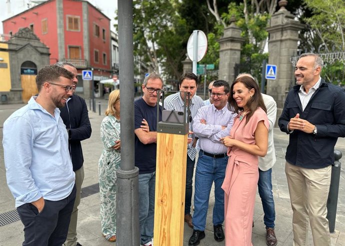 Inauguración del primer punto selfie de la 'Ruta fotográfica de Canarias' instalado en Arucas (Gran Canaria)