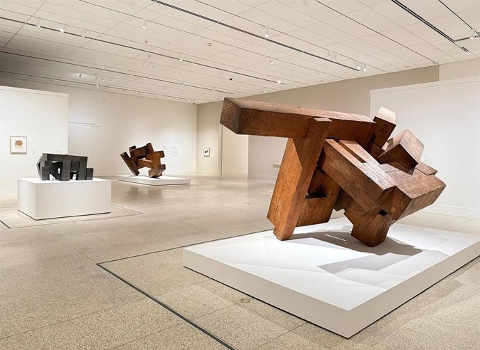 Vista de la exposición Eduardo Chillida: Convergence.En el Museo de Arte de San Diego.
