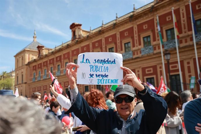 Archivo - Imagen de archivo de una manifestación en defensa de la sanidad pública en Sevilla ante el Palacio de San Telmo, sede de la Presidencia de la Junta.