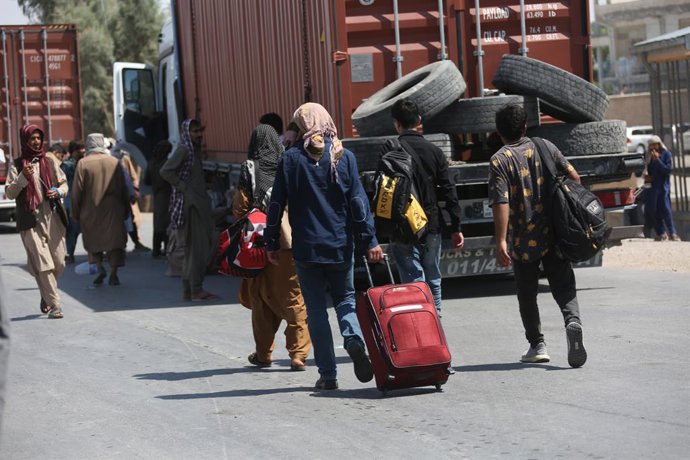 Archivo - AFGHANISTAN, June 19, 2025  -- Afghan returnees transport their belongings across the Pul-e-Abresham border crossing in western Nimroz province, Afghanistan, June 17, 2025. TO GO WITH "Feature: Afghan refugees seeking hope for future "