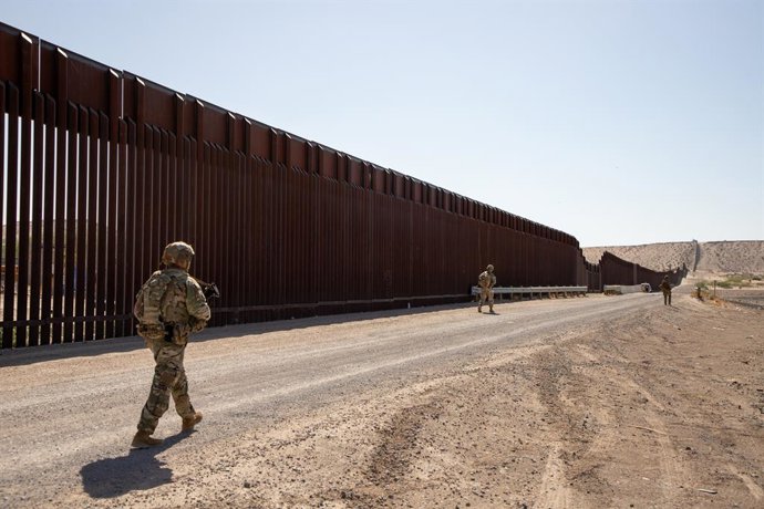 Archivo - April 13, 2025 - Santa Teresa, New Mexico, USA - U.S. Soldiers, from 1st Battalion, 41st Infantry Regiment, 2nd Stryker Brigade Combat Team, 4th Infantry Division, assigned to Joint Task Force - Southern Border, conduct a patrol of the southern 