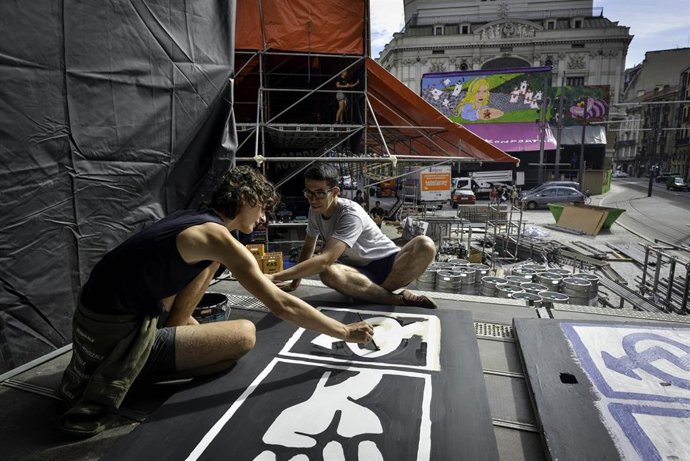 Montaje de las txonas de Aste Nagusia de Bilbao