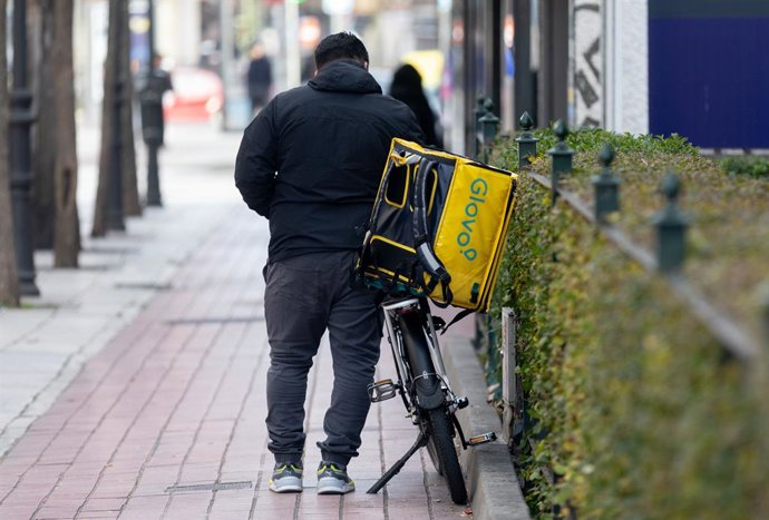 Archivo - Un repartidor de Glovo, a 12 de enero de 2024, en Madrid (España). El Ministerio de Trabajo ha acordado este viernes con CCOO y UGT subir el salario mínimo interprofesional (SMI) para 2024 un 5%, desde los 1.080 euros mensuales por catorce pagas