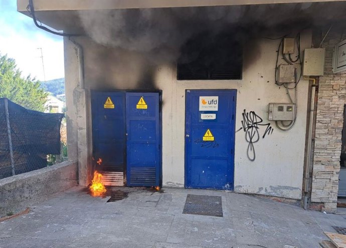 Un incendio en un transformador eléctrico de un edificio de Pontedeume (A Coruña), a 6 de agosto de 2025.