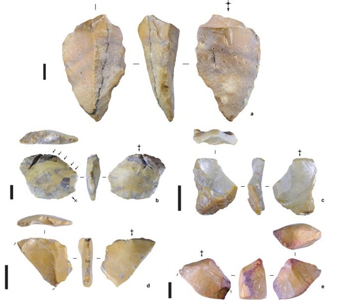 Ferramentas de pedra foram escavadas em Calio, Sulawesi, e datam de mais de 1,04 milhão de anos. As barras de escala medem 10 mm.
