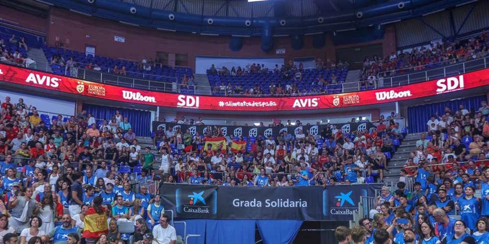 Imagen de la 'Grada Solidaria' de CaixaBank durante el España-Portugal
