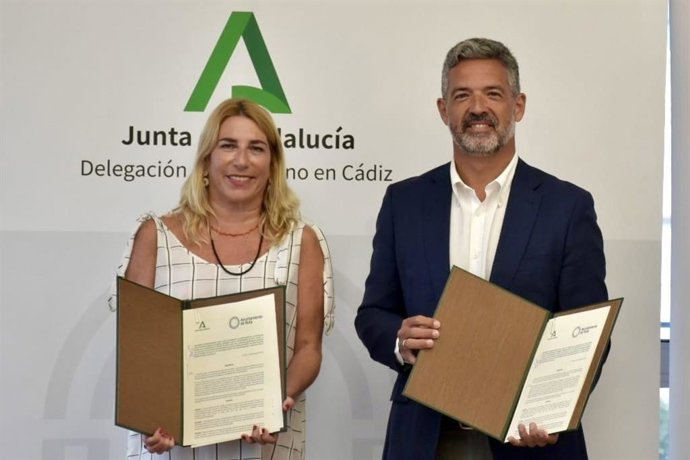La delegada territorial de Economía, Hacienda, Fondos Europeos y de Industria, Energía y Minas de la Junta de Andalucía en Cádiz, Inmaculada Olivero, y el alcalde de Rota, Javier Ruiz Arana, firman la cesión de una parcela.