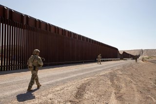 Archivo - United States Soldiers Patrol Mexico Border