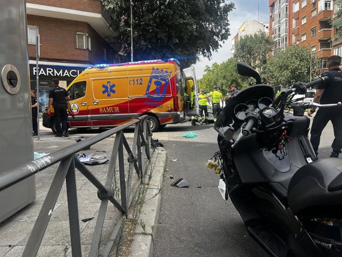 Grave un motorista de 59 años tras perder el control e impactar contra un turismo y una valla en Arganzuela