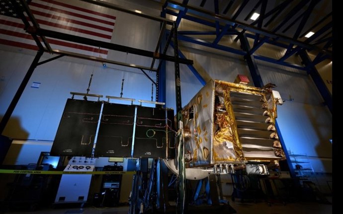 Con uno de sus paneles solares desplegado, el Lunar Trailblazer de la NASA se encuentra en una sala limpia en Lockheed Martin Space en Colorado durante las pruebas en agosto de 2024.
