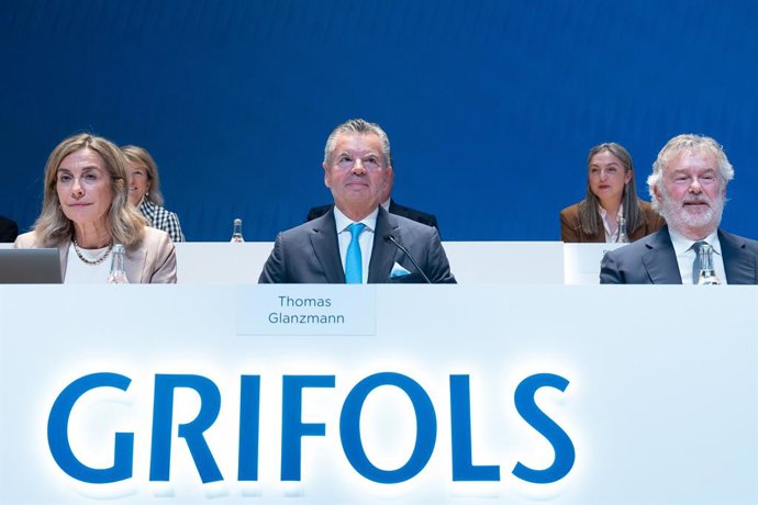 Archivo - Arxiu - (I-D) La secretària Núria Martín; el conseller i exCEO Thomas Glanzmann, i el conseller Tomás Dagá, durant la junta general d'accionistes de Grifols, a 5 de juny de 2025, a Sant Cugat, Barcelona, Catalunya (Espanya). El consell d'adminis