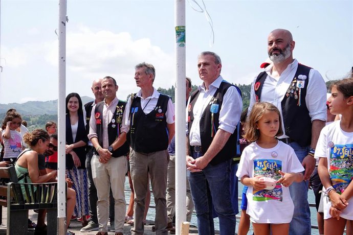 Los alcaldes de Ribadesella, Parres y Cangas de Onís, junto al presidente del Comité Organizador del Descenso Internacional del Sella (CODIS), Juan Manuel Feliz, durante el izado de banderas.