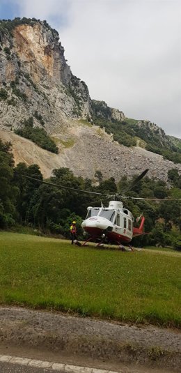 Archivo - Helicóptero Gobierno Cantabria en un rescate en la vía ferrata de La Hermida