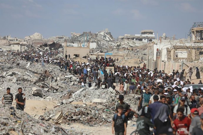 August 5, 2025, Gaza City, Gaza Strip, Palestinian Territory: Palestinians carry aid supplies that entered Gaza through Israel, in Beit Lahia in the northern Gaza Strip, on August 5, 2025,Image: 1027838163, License: Rights-managed, Restrictions: , Model R
