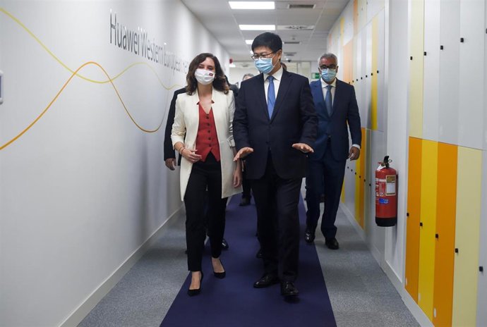 Archivo - La presidenta de la Comunidad de Madrid, Isabel Díaz Ayuso y el presidente de Huawei Europa, Li Peng, a su llegada a las instalaciones del Huawei European Tech Hub.