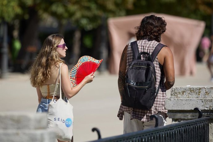 Archivo - Una mujer con un abanico en el parque de El Retiro durante una segunda ola de calor, a 23 de julio de 2024, en Madrid (España). Una segunda ola de calor llega hoy a la Península y afecta a gran parte del país hasta el jueves, con temperaturas qu