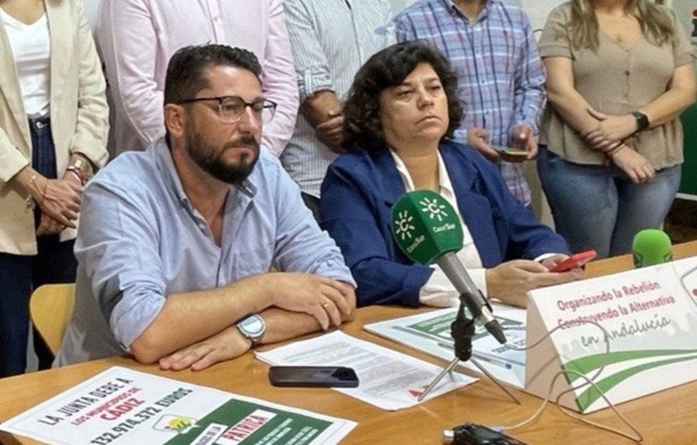 El coordinador provincial de IU en Cádiz, Jorge Rodríguez, en rueda de prensa junto a la alcaldesa de Sanlúcar, Carmen Álvarez.