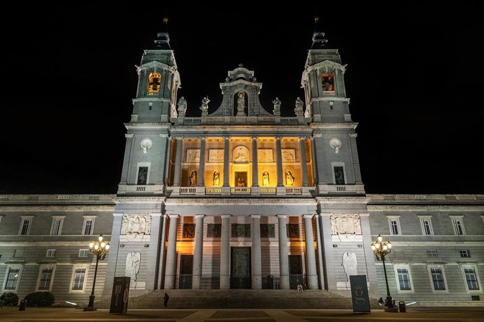Archivo - February 10, 2025, Madrid, Madrid, Spain: CATEDRAL DE SANTA MARÍA LA REAL DE LA ALMUDENA, known as CATEDRAL DE LA ALMUDENA, is a cathedral of catholic worship, dedicated to the Virgin Mary, Madrid, Spain