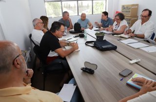 El teniente de alcaldesa de Servicios Públicos en el Ayuntamiento de Jerez de la Frontera (Cádiz), Jaime Espinar, en una reunión con el comité de empresa del servicio de autobuses urbanos.