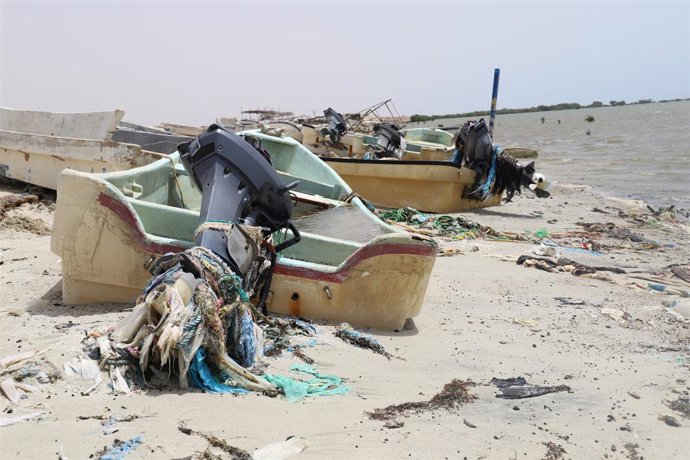 Archivo - (200401) -- HAJJAH, 1 de abril de 2020 (Xinhua) -- Barcos destruídos são vistos na praia no distrito de Midi da província de Hajjah, no Iêmen, em 1 de abril de 2020. Um grande número de pescadores no noroeste do Iêmen sofre com as duras condiçõe