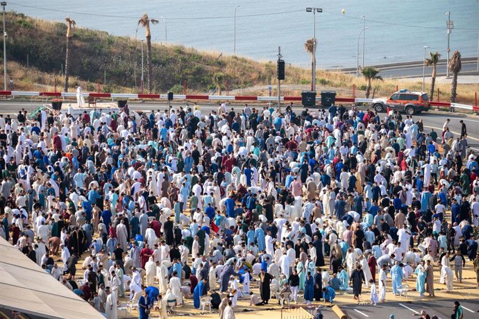 Archivo - Varias personas rezan durante el Eid al-Adha, la Pascua del Cordero, a 7 de junio de 2025, en Ceuta (España).  Foto de archivo.