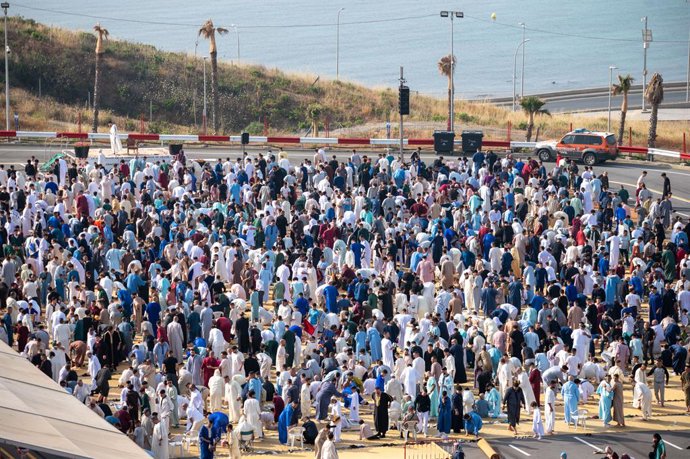 Archivo - Varias personas rezan durante el Eid al-Adha, la Pascua del Cordero, a 7 de junio de 2025, en Ceuta (España). Es una de las celebraciones más importantes del calendario islámico conmemorando la devoción del profeta Ibrahim (Abraham), quien estuv