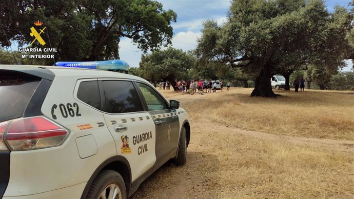 Un coche de la Guardia Civil cerca del incendio de Guijo de Galisteo.