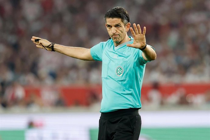 Archivo - Referee Deniz Aytekin during the German championship Bundesliga football match between VfB Stuttgart and Eintracht Frankfurt on April 13, 2024 at MHPArena in Stuttgart, Germany - Photo Heiko Becker / HMB Media / firo sportphoto / DPPI
