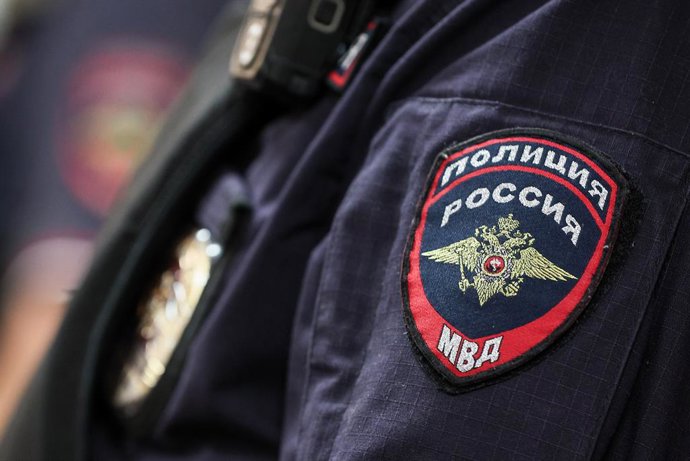 Archivo - RÚSSIA, KHIMKI - 26 de junho de 2025: Um policial no Tribunal Municipal de Khimki