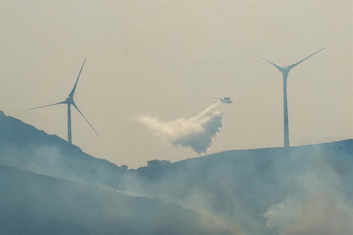 Los medios aéreos actúan en el incendio en Tarifa.