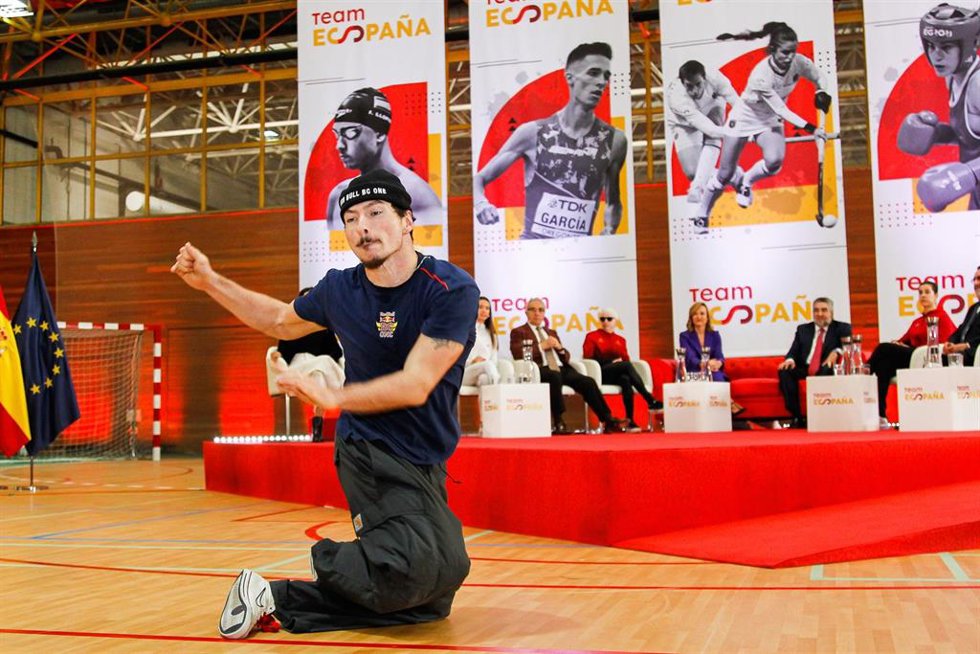 Archivo - B-Boy Xak, Spanish break dancer, dancing during the event 'Team Spain: la cuenta atrás para un sueño at headquarters of the CSD (Consejo Superior de Deportes), on January 30, in Madrid, Spain.