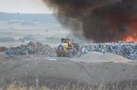 El incendio en el vertedero de Cuenca está perimetrado y trabajarán toda la noche para su extinción