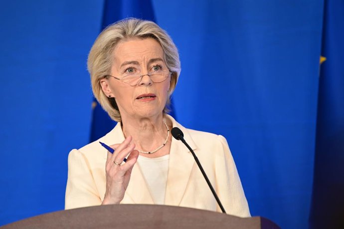 24 de julho de 2025, China, Pequim: A presidente da Comissão Europeia, Ursula von der Leyen, fala aos jornalistas durante a 25ª Cúpula UE-China em Pequim, onde ela e o presidente do Conselho da UE, Costa, se reuniram com a liderança chinesa. Foto: Johanne