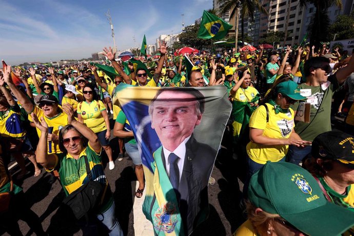 03 de agosto de 2025, Brasil, Rio de Janeiro: Milhares de apoiadores do ex-presidente do Brasil Jair Bolsonaro se reúnem na orla de Copacabana, no Rio de Janeiro, para o protesto "-Reaja, Brasil", denunciando a perseguição política antes da posse do ex-pr