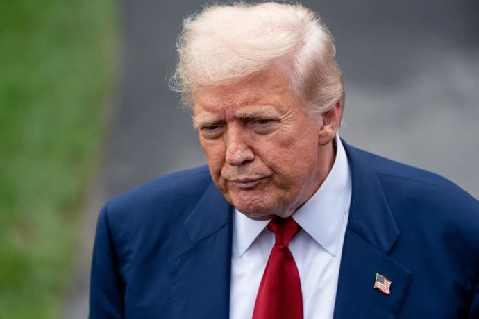 01 de agosto de 2025, EUA, Washington: O presidente dos EUA, Donald Trump, fala aos repórteres no gramado sul da Casa Branca, antes de partir para Bedminster. Foto: Andrew Leyden/ZUMA Press Wire/dpa