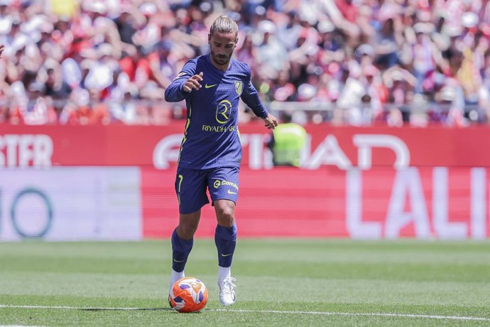 Archivo - Antoine Griezmann, do Atlético de Madri, controla a bola durante a partida de futebol do Campeonato Espanhol, La Liga EA Sports, disputada entre Girona FC e Atlético de Madri no Estadio de Montilivi em 25 de maio de 2025 em Girona, Espanha.