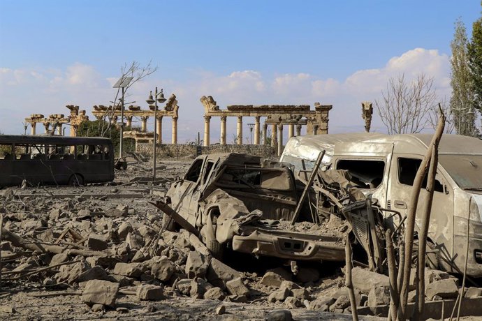 Archivo - Arquivo - 7 de novembro de 2024, Baalbek, Vale de Bekka, Líbano: Escombros e destruição causados por um ataque aéreo israelense que teve como alvo um edifício histórico conhecido como Munshiat Baalbek, que remonta à era otomana, perto do históri