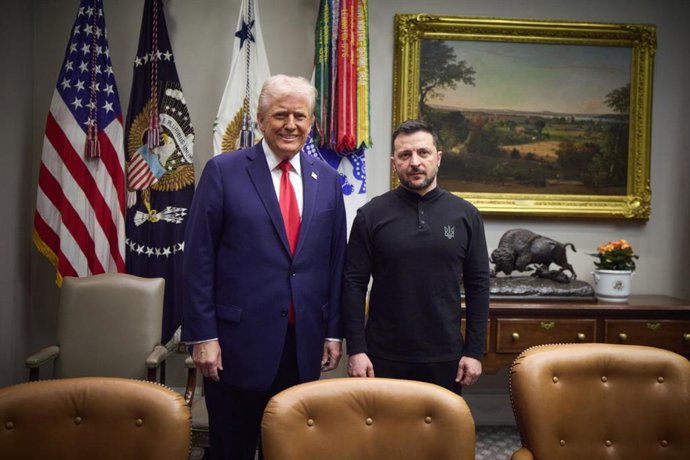 Archivo - Arquivo - 28 de fevereiro de 2025, Washington, Dc, Estados Unidos: O presidente dos EUA, Donald Trump, à esquerda, posa com o presidente ucraniano Volodymyr Zelenskyy, na sala do gabinete da Casa Branca, em 28 de fevereiro de 2025, em Washington
