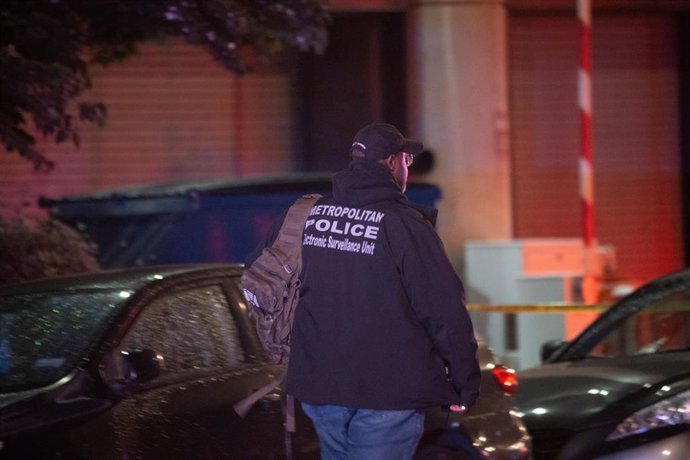 Archivo - Un policía de Washington D. C. llega  a la escena del doble tiroteo que mató a dos empleados de la embajada israelí tras un evento en el Museo Judío del Capitolio el 21 de mayo de 2025.