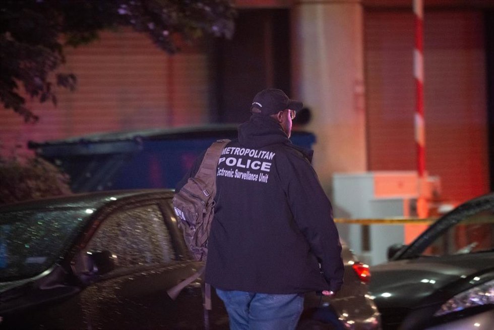 Archivo - Un policía de Washington D. C. llega  a la escena del doble tiroteo que mató a dos empleados de la embajada israelí tras un evento en el Museo Judío del Capitolio el 21 de mayo de 2025.