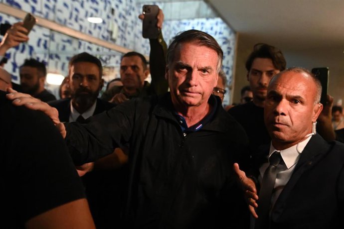 Archivo - El expresidente de Brasil Jair Bolsonaro a la salida del Tribunal Supremo tras haber sido decretado en su contra el arresto domiciliario