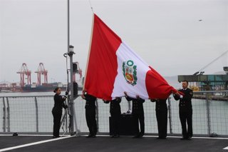 Izamiento de la bandera de Perú en una ceremonia del Comando Operacional Marítimo de las Fuerzas Armadas Peruanas