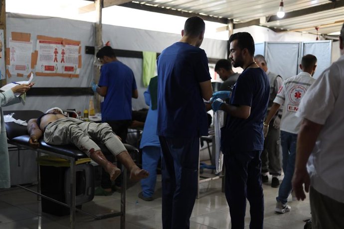 Después de que las fuerzas israelíes abrieran fuego contra la población en un punto de distribución de GHF, el centro de salud de MSF en Al Mawasi recibe pacientes heridos y fallecidos que intentaban conseguir alimentos para sus familias en Gaza.