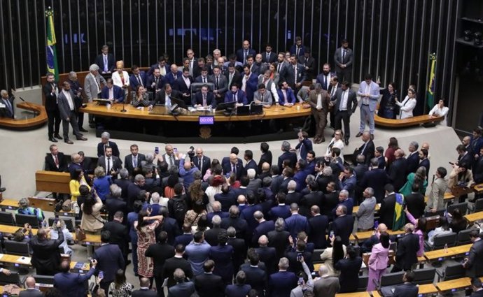 El presidente de la Cámara de los Diputados de Brasil, Hugo Motta, se dirige al pleno tras el bloqueo provocado por parlamentarios bolsonaristas