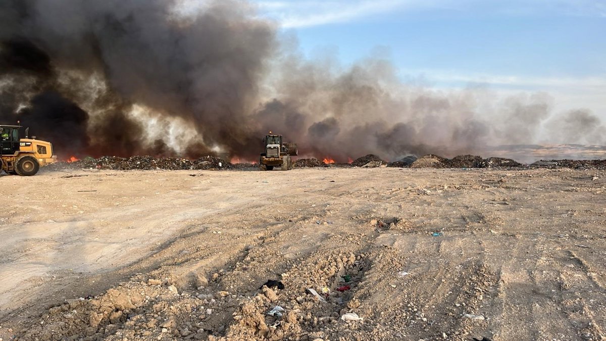 Efectivos del vertedero de Cuenca incendiado trabajan en la extinción tras la retirada de los bomberos