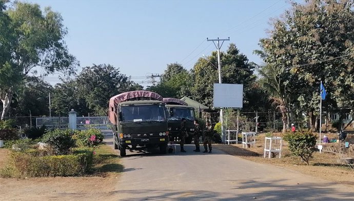 Archivo - Imagen de archivo de varios camiones del Ejército de Birmania. 